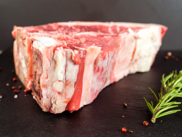 Taglio bistecca T-Bone di carne scottona da allevamento italiano