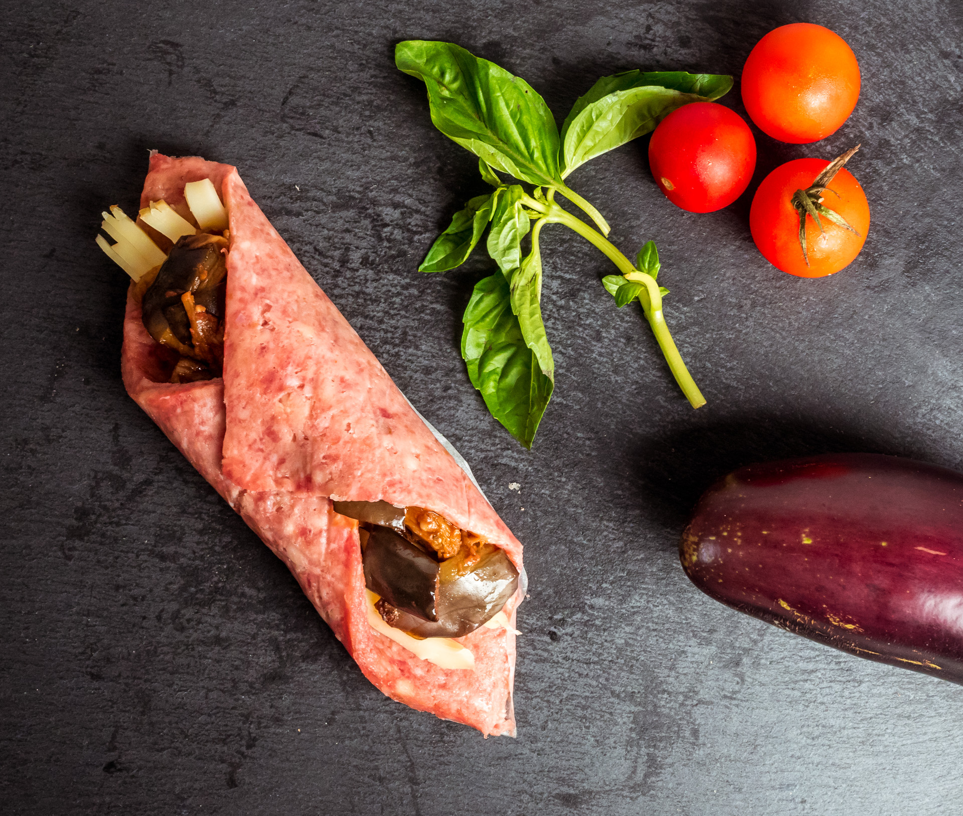 Cannolo di carne artigianale ripieno di melanzane a funghetto e pomodoro Cannolo di carne artigianale ripieno di melanzane a funghetto e pomodoro