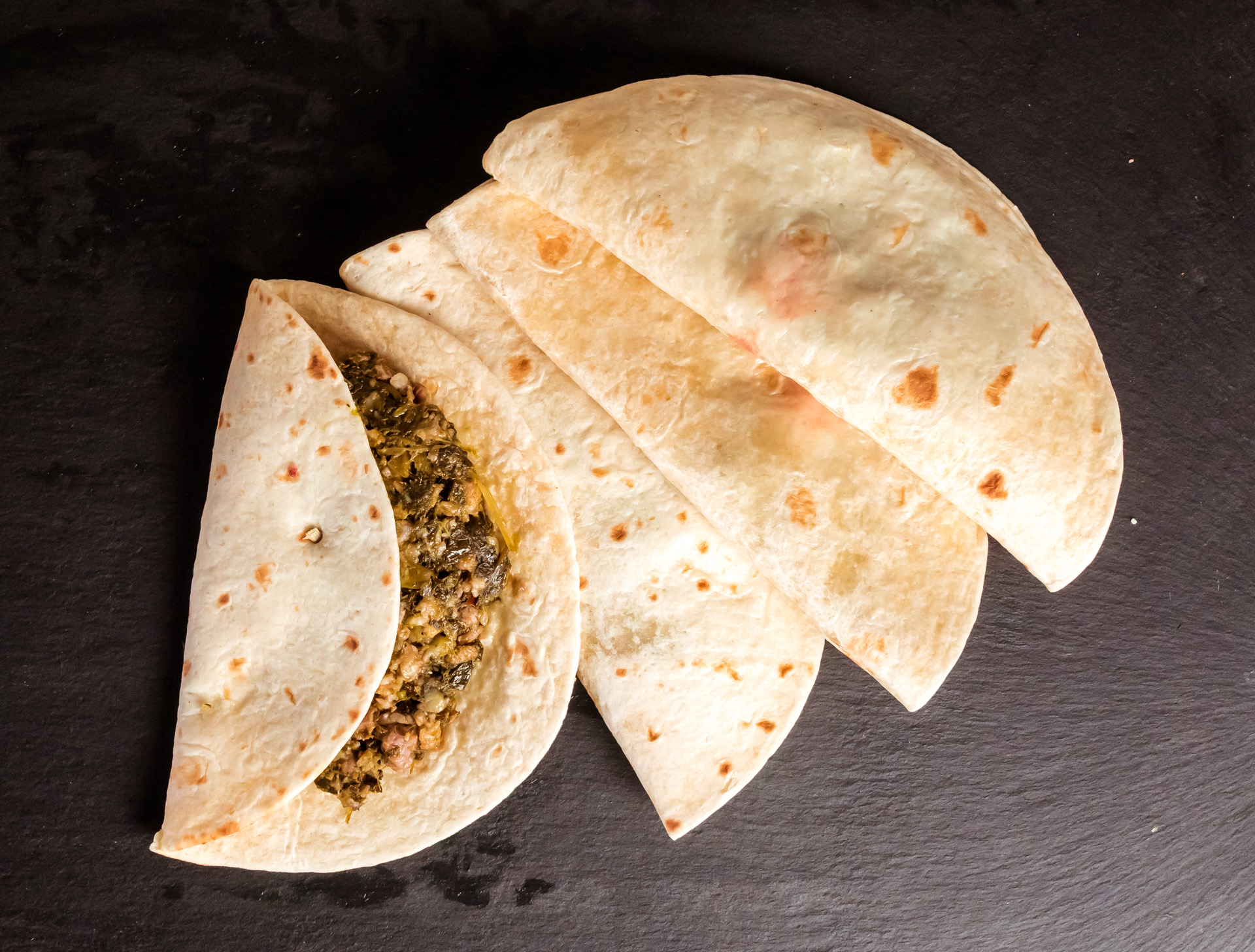 Piadina romagnola ripiena con friarielli e salsiccia artigianale Piadina romagnola ripiena con friarielli e salsiccia artigianale