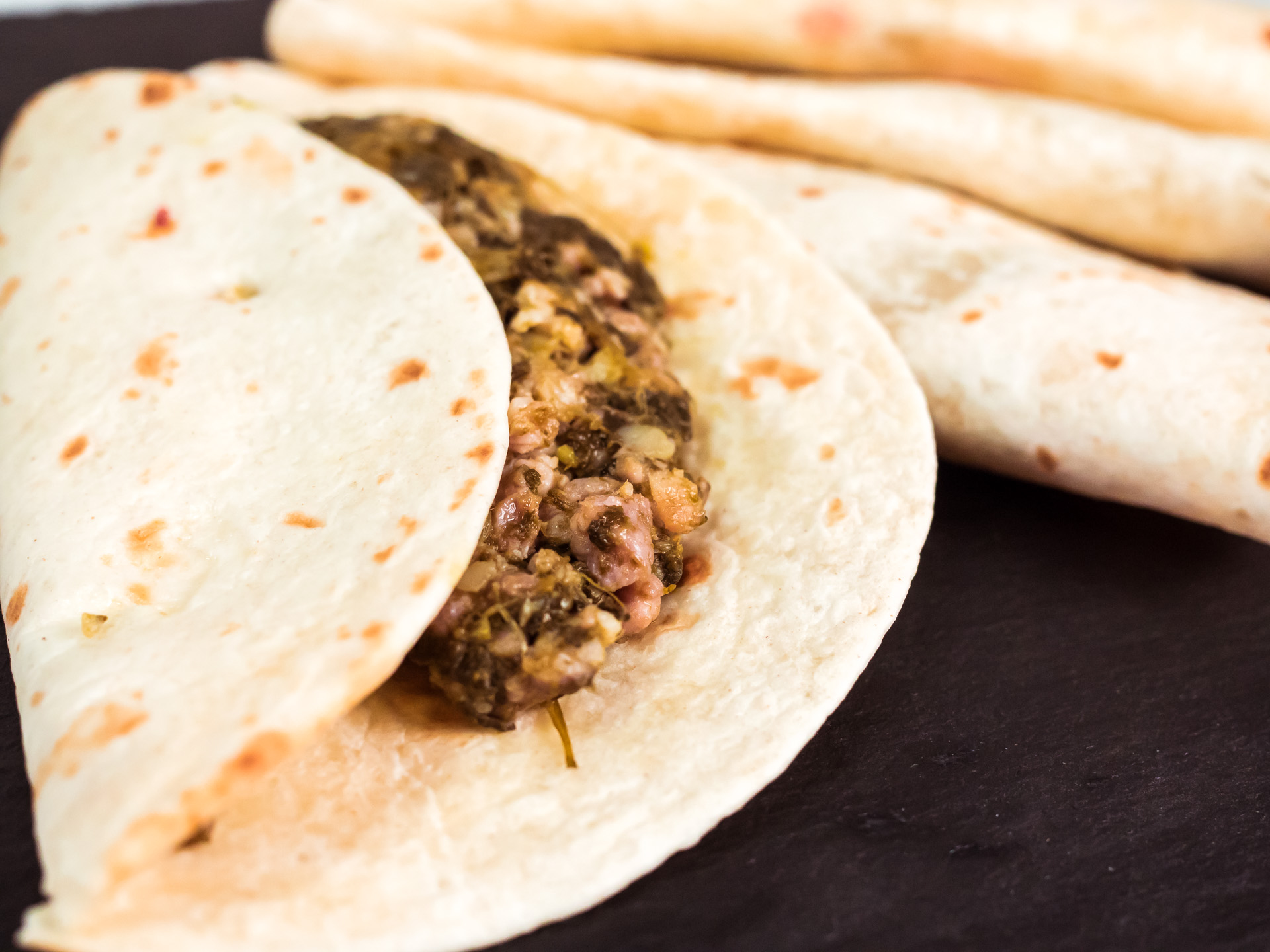 Piadina romagnola ripiena con friarielli e salsiccia artigianale Piadina romagnola ripiena con friarielli e salsiccia artigianale