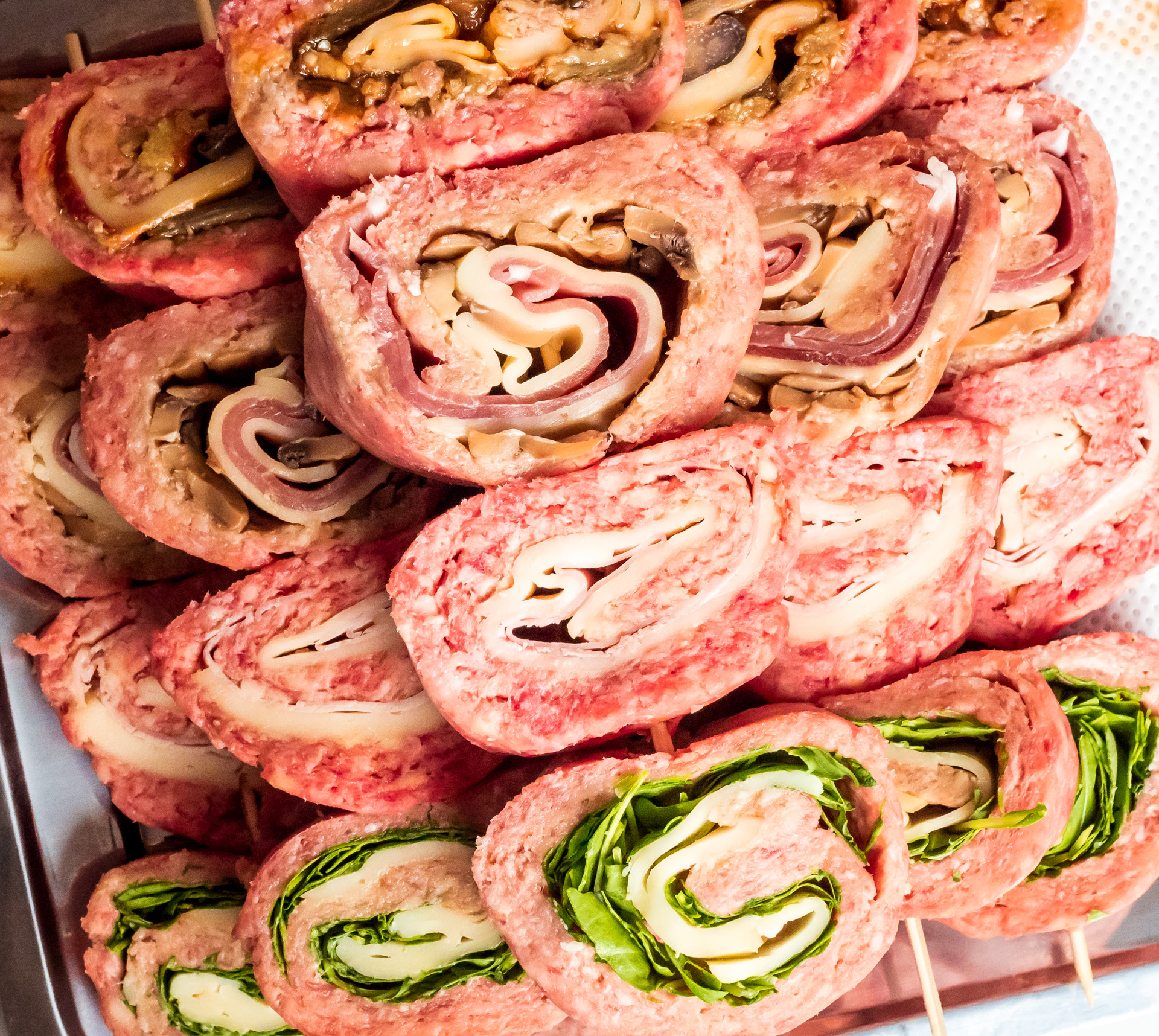 Spiedini di girelle artigianali di carne di scottona e maiale con ripieni misti Spiedini di girelle artigianali di carne di scottona e maiale con ripieni misti