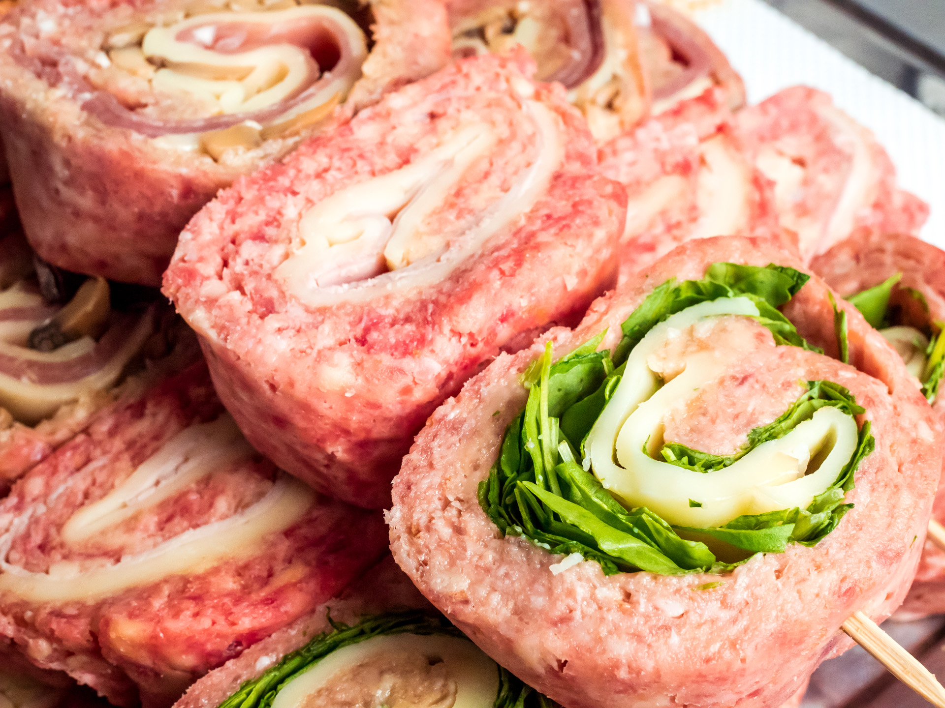 Spiedini di girelle artigianali di carne di scottona e maiale con ripieni misti Spiedini di girelle artigianali di carne di scottona e maiale con ripieni misti