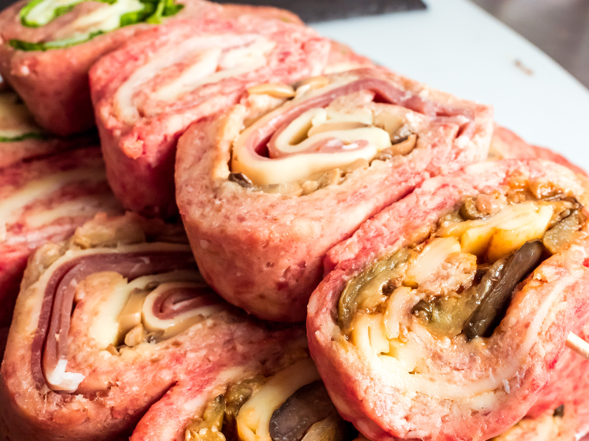 Spiedini di girelle artigianali di carne di scottona e maiale con ripieni misti Spiedini di girelle artigianali di carne di scottona e maiale con ripieni misti