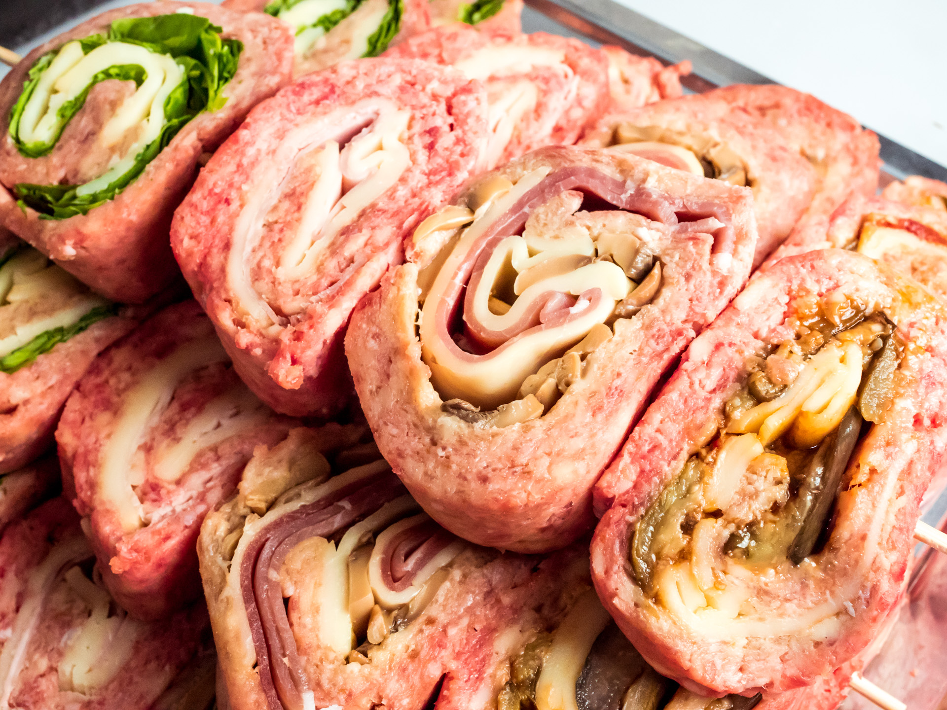 Spiedini di girelle artigianali di carne di scottona e maiale con ripieni misti Spiedini di girelle artigianali di carne di scottona e maiale con ripieni misti