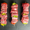 Spiedini artigianali di carne di maialino Nero italiano