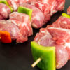 Spiedini artigianali di carne di maialino Nero italiano