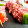 Spiedini artigianali di carne di maialino Nero italiano