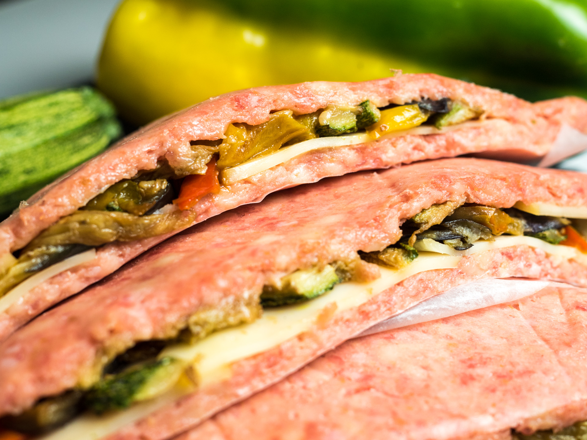 Tramezzini artigianali di carne scottona / maiale da allevamenti italiani ripieni all’ortolana Tramezzini artigianali di carne scottona / maiale da allevamenti italiani ripieni all’ortolana