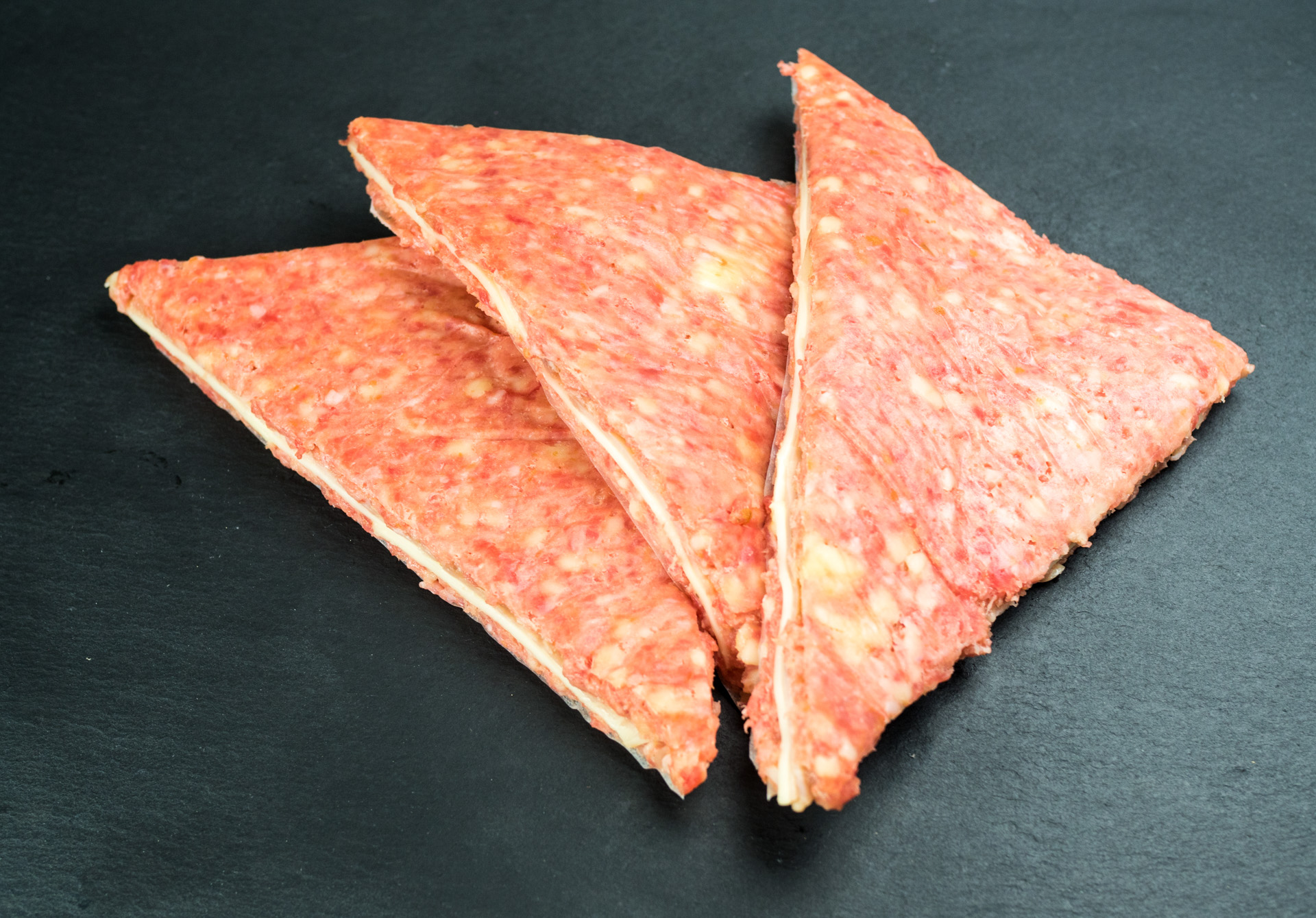 Tramezzini artigianali di carne scottona / maiale da allevamenti italiani ripieni al prosciutto e formaggio Tramezzini artigianali di carne scottona / maiale da allevamenti italiani ripieni al prosciutto e formaggio
