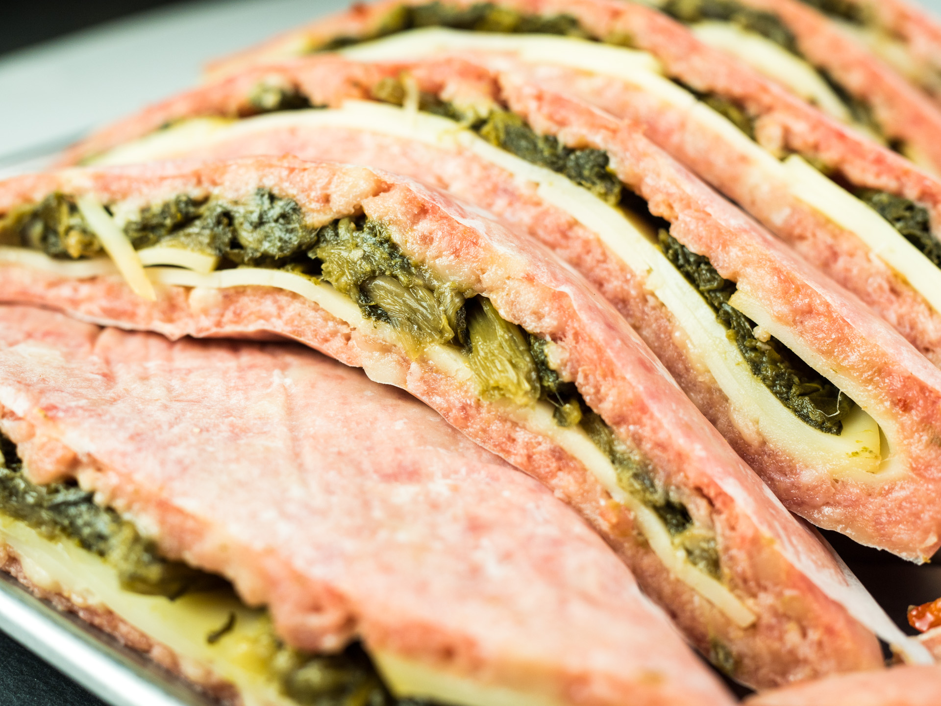 Tramezzini artigianali di carne scottona / maiale da allevamenti italiani ripieni di friarielli e provola Tramezzini artigianali di carne scottona / maiale da allevamenti italiani ripieni di friarielli e provola