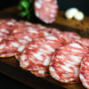 Salame classico Napoli artigianale di carne di maialino italiano razza Nero