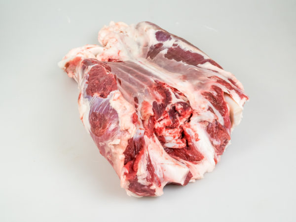 Taglio muscolo di coscia, ossobuco o geretto di carne di scottona da allevamento italiano